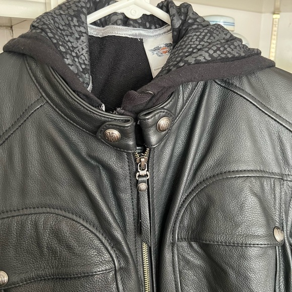 Harley-Davidson Women's Leather Jacket w/Embroidered Design- very gently worn - Picture 5 of 16
